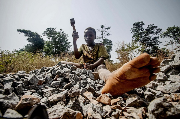 A boy breaks rocks near John Obey quarry in Freetown, Sierra Leone (Feb 2013) © Tommy Trenchard/IRIN
